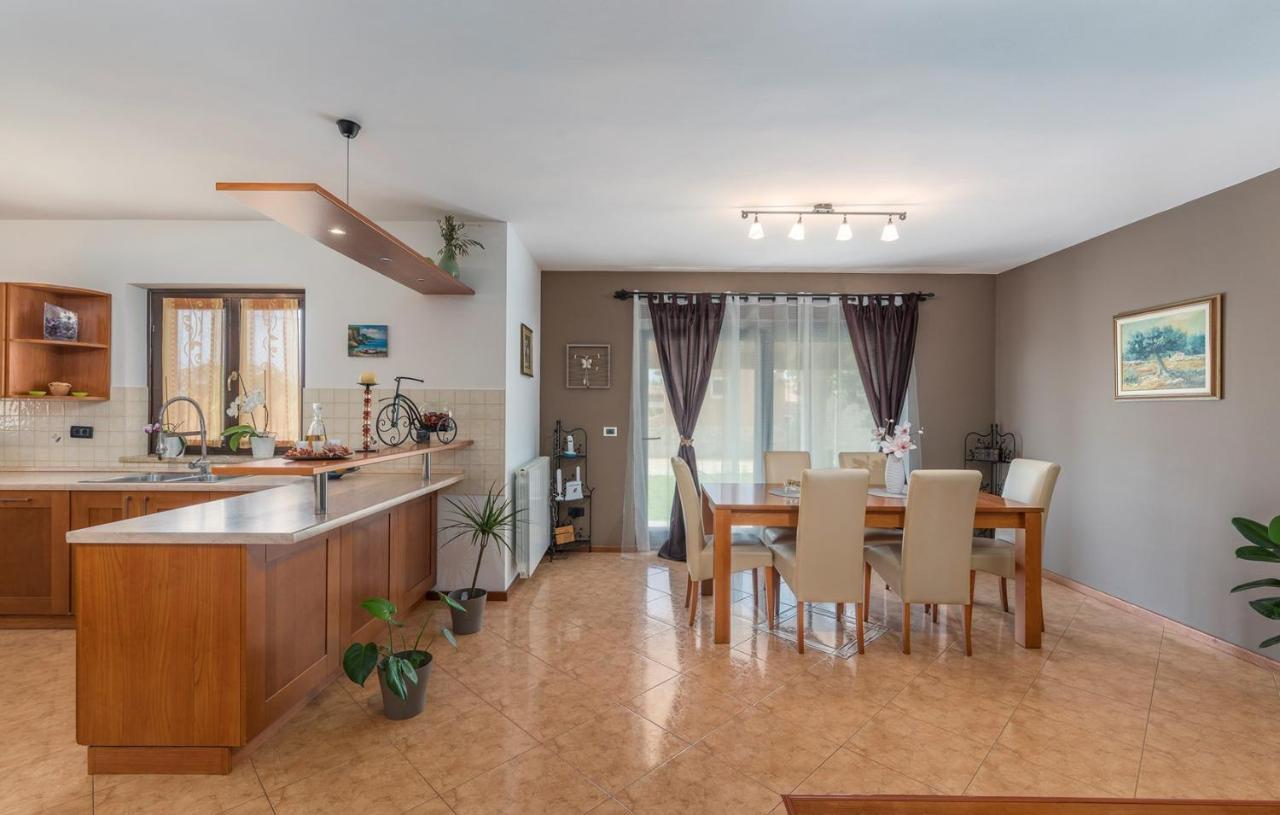 Holiday House Vita Tinjan エクステリア 写真